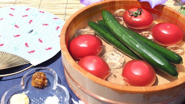 お酒を飲む時は、トマトやキュウリを合わせるのが三宅さんのお勧めだ(画像はイメージ)