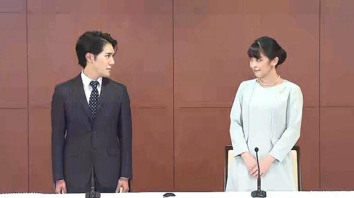 二人揃っての会見に臨む眞子さんと小室さん