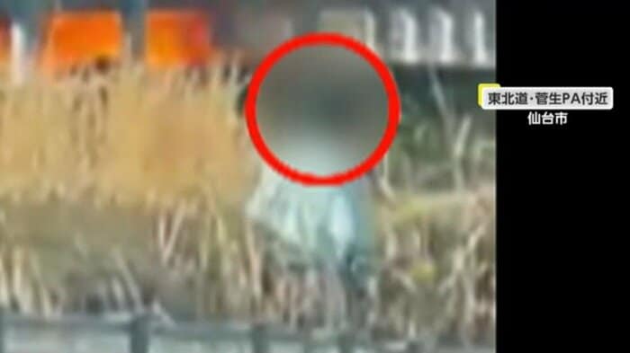 爆発に体をのけぞらせる男性
