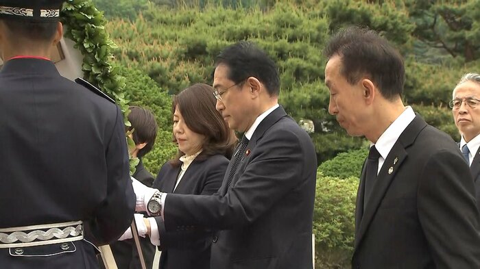 慰霊碑に献花した岸田首相