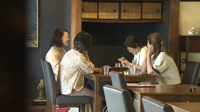 口コミなどで客が増え、店内は平日もにぎわっている