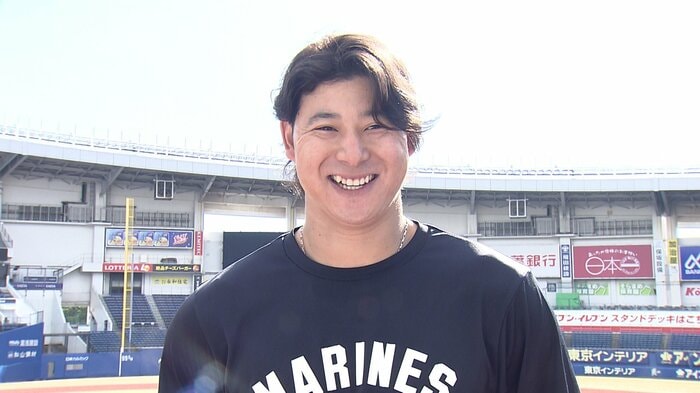 ホームランを振り返る笑顔の藤岡