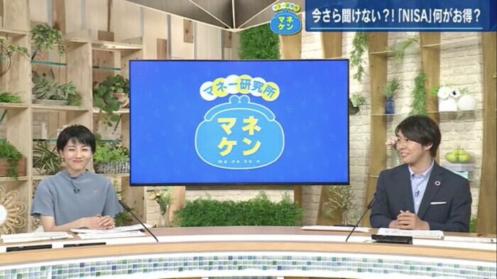 衣笠梨代アナウンサー(左)と加藤雅也アナウンサー(右)