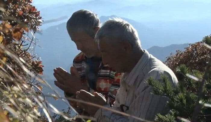 墜落地点で手を合わせ、遺族が演奏したアメリカ国歌を流した