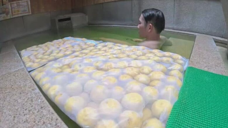 きょう冬至　“ゆず”ってもらったユズで“ゆず湯”　銭湯の呼び掛けに利用客らが提供　爽やかな香りとお湯でリラックス　越の湯福井店｜FNNプライムオンライン