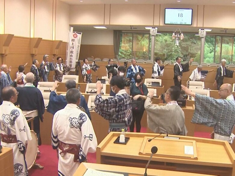 郡上おどりと白鳥おどりをPR…岐阜県郡上市で「ゆかた議会」市議会議員らが全員ゆかた姿で輪になり踊る|FNNプライムオンライン