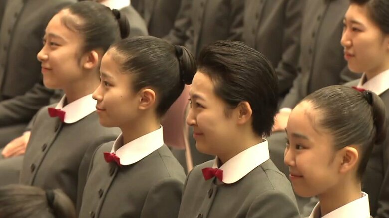 タカラジェンヌへ第一歩　宝塚音楽学校で入学式「清く正しく美しくの教え…芸の道に精進します」11倍以上の難関突破した40人の新入生｜FNNプライムオンライン