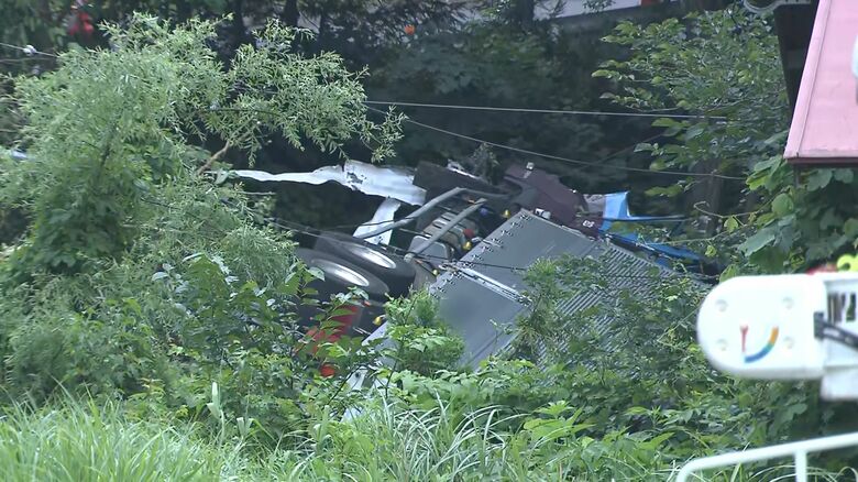 大型トラックが路外に逸脱　道路から約3m下に転落　運転手の61歳男性が死亡　｜FNNプライムオンライン