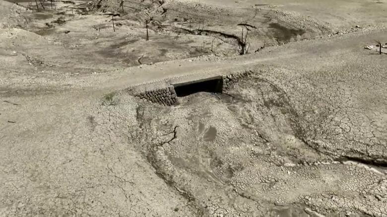 猛暑で渇水、ダムの水位低下し“幻の橋”や“旧庁舎の屋根”が出現　「こんな姿と想像つかない」　早明浦ダムでは取水制限開始｜FNNプライムオンライン