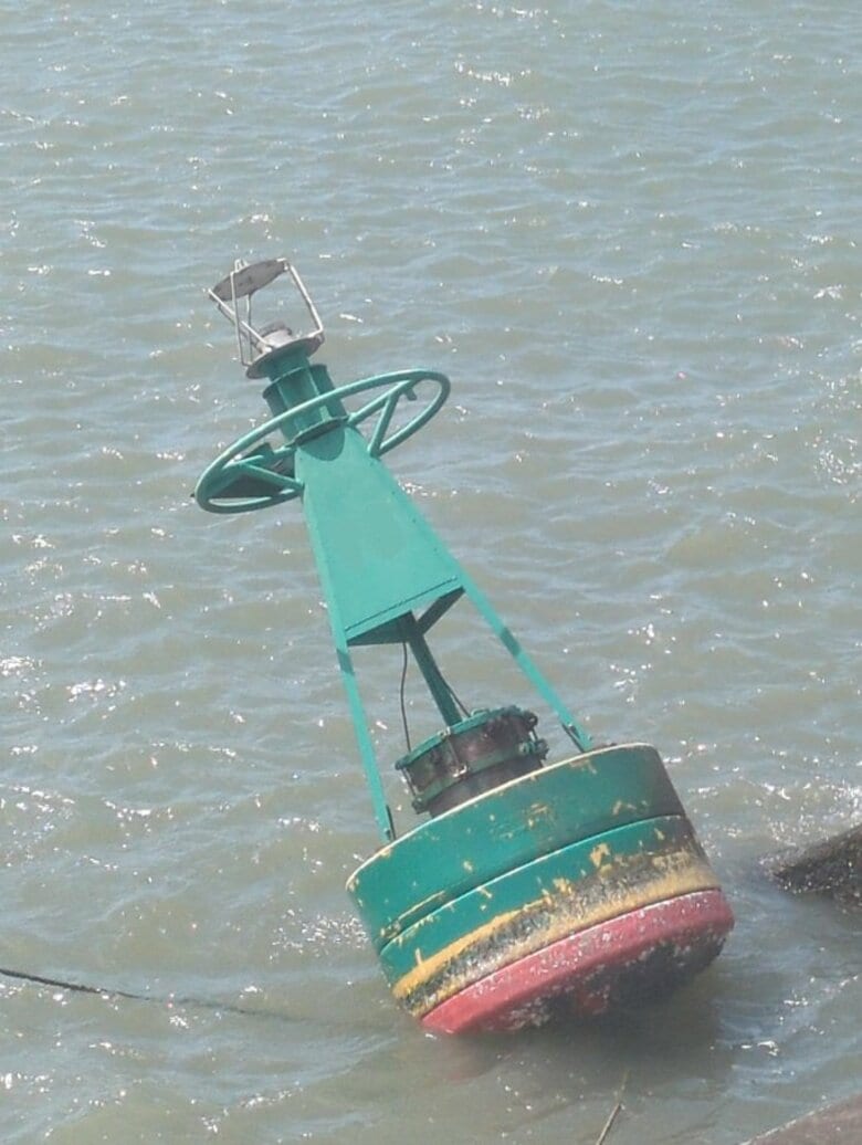瀬戸内海で強風の影響…水島港で「灯浮標（ブイ）」流される…台船が「走錨」で航路付近に流出【岡山】｜FNNプライムオンライン
