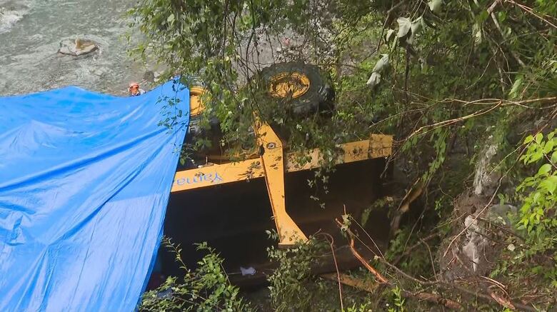 ダンプカーが9m下の川に転落　運転の72歳男性が死亡　助手席の21歳男性けが　土砂を運搬中　道路の幅3m、ガードレールなし｜FNNプライムオンライン