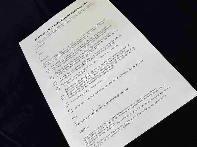 報道陣も出勤や撮影のため移動する際にはこの外出許可証が必要