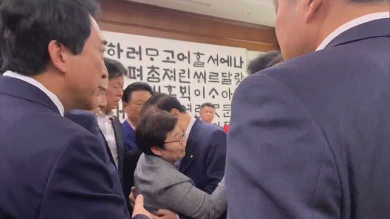 林利子議員を抱きしめる文喜相議長