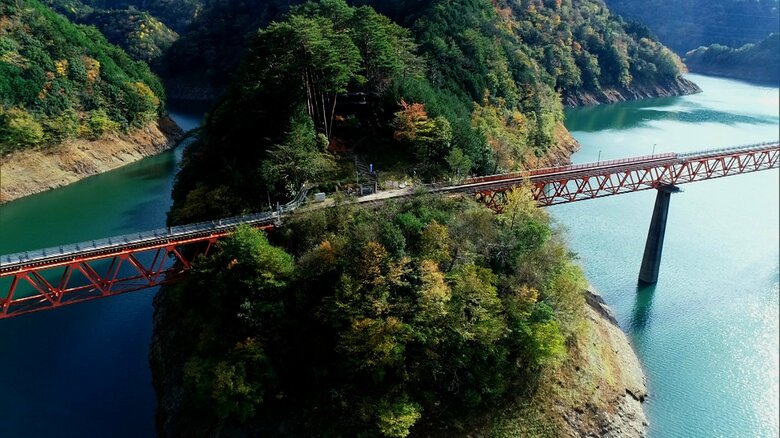 接岨湖に浮かんだように見える奥大井湖上駅