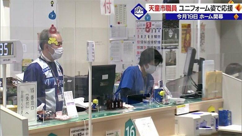 窓口業務に当たる市職員