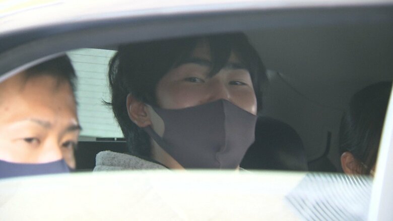 小野田容疑者は、カメラに向かって、不敵な笑みを浮かべていた。