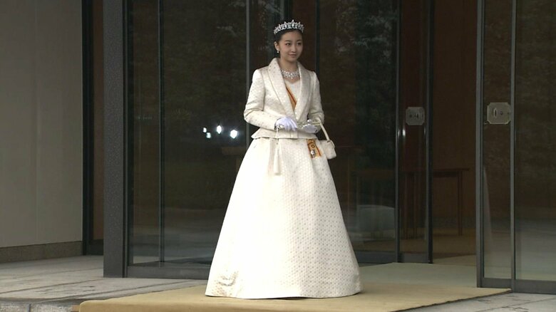 2014年、成年皇族となられた佳子さまの｢ローブ･デコルテ｣姿。