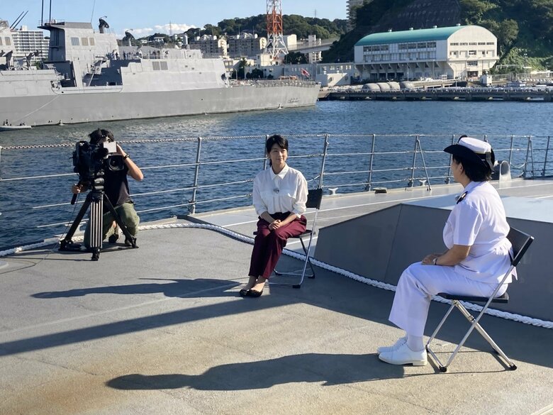 海上自衛隊横須賀基地に停泊中の護衛艦「てるづき」甲板上で対談