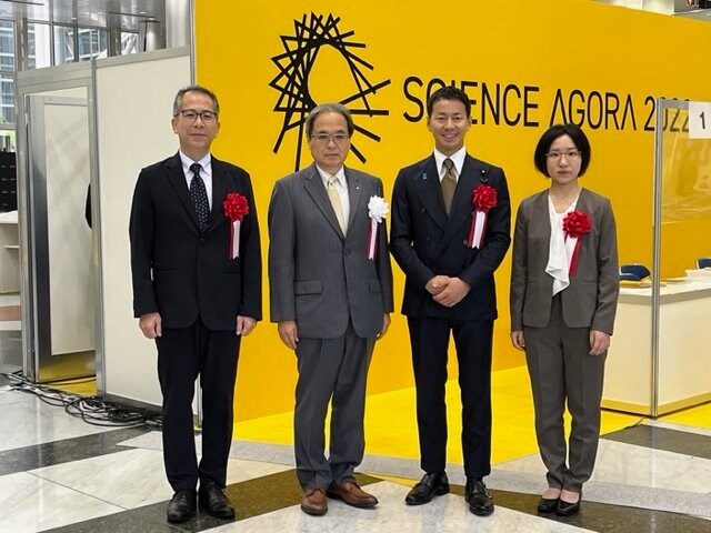 山本政務官（右から二番目）とJSTの橋本理事長（右から三番目）「科学の面白さを知ってもらう」
