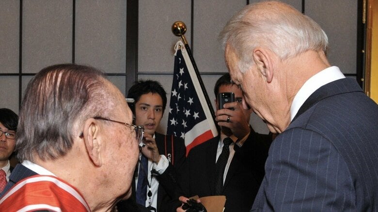 アメリカの日本大使館勤務時代の深作議員（写真：中央）