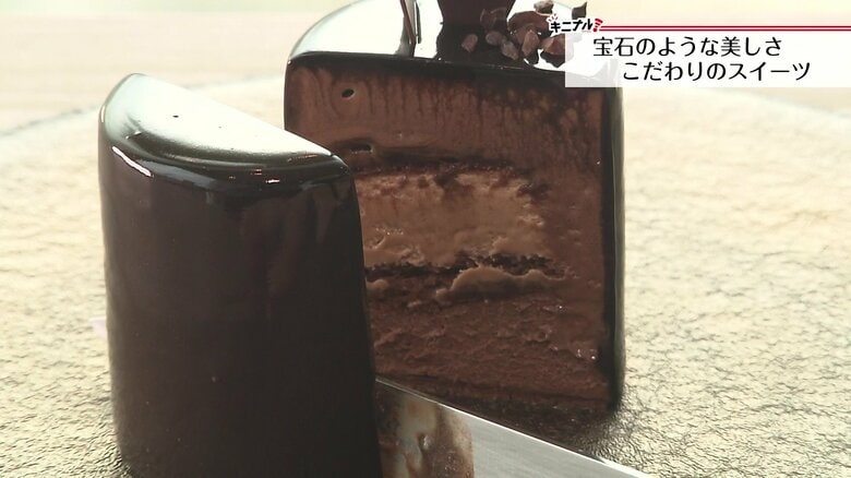 ムース、スフレ、クレープ生地などが複雑な層に