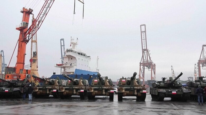 ポーランド・グディニア港に陸揚げされた韓国製K2戦車（両端）とK9自走砲（中央）（2022年12月）