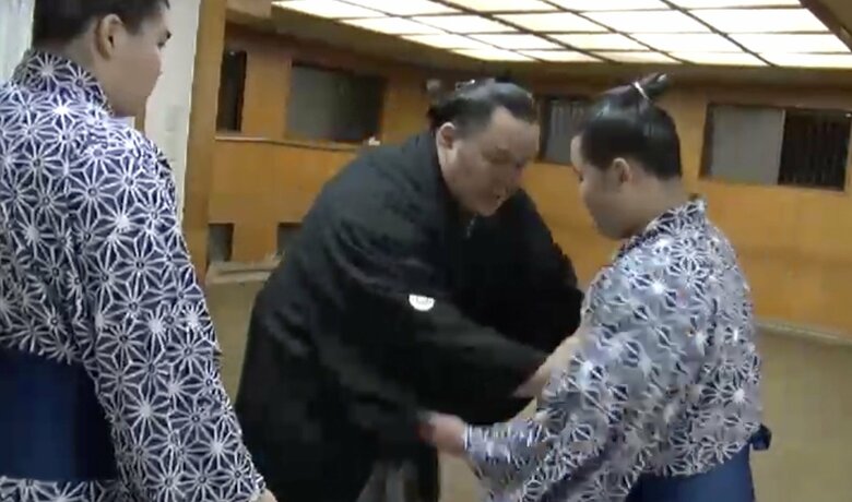 前方左右の二人を相手にする時は、まず一人を押し出す