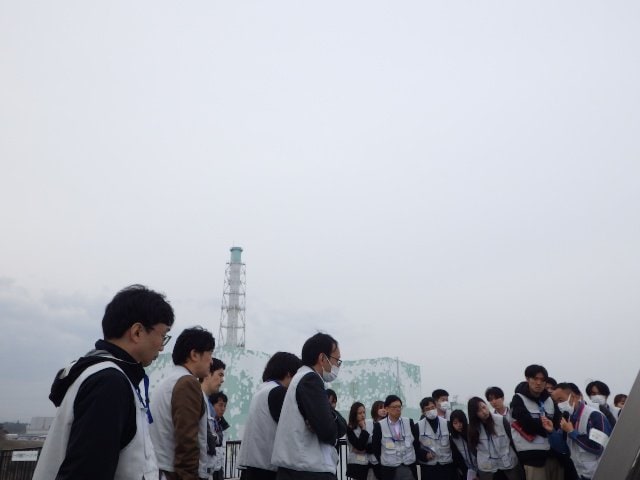 福島第一原発で説明を聞くFNNの記者たち【写真提供：東京電力HD（株）】