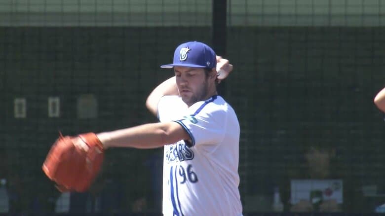 イニング間のピッチング練習前、“バックスクリーンに向かって”腕を振るT・バウアー