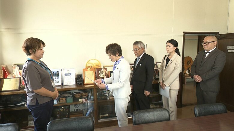 抗議文を提出する町議たち（5月7日）