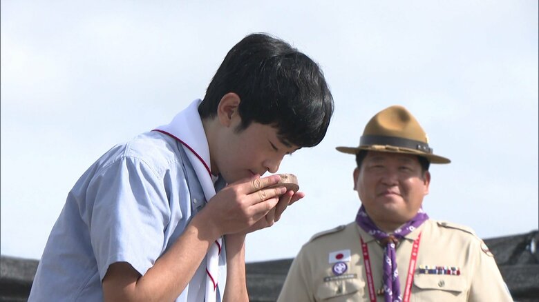 切り立ての木の甘い香りを嗅がれる悠仁さま