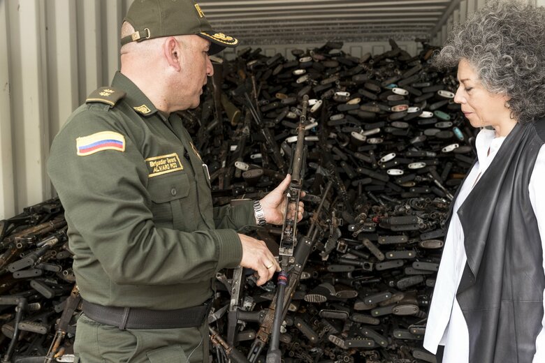 『フラグメントス（断片）』 2018年コロンビア革命軍から差し出された武器のチェック
Photo: Juan Fernando Castro
Courtesy of Doris Salcedo Studio
