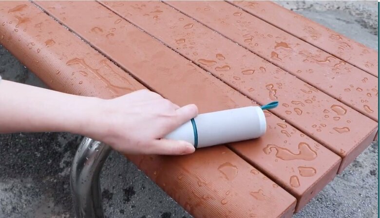 ベンチを拭く（提供：アイオン）