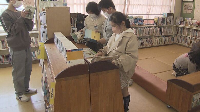 万石浦小学校に贈られた最初の本棚