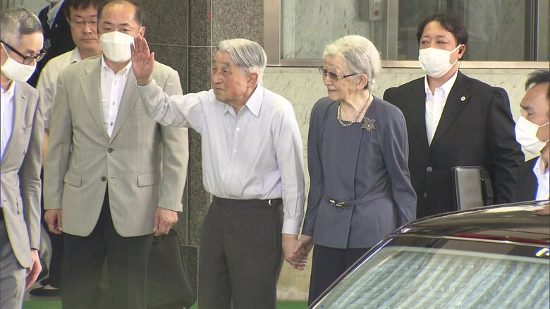 令和7（2025）年8月　JR軽井沢駅に到着された上皇ご夫妻