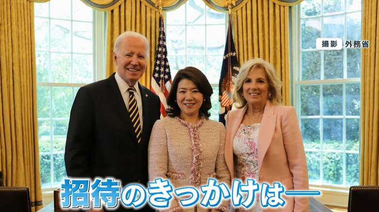 バイデン大統領と、桜色の衣装で写真を撮る　裕子夫人とジル夫人