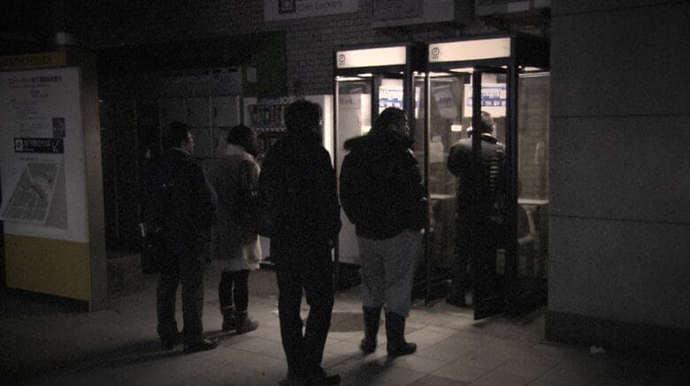 公衆電話に並ぶ人たち（東日本大震災の発生当初）