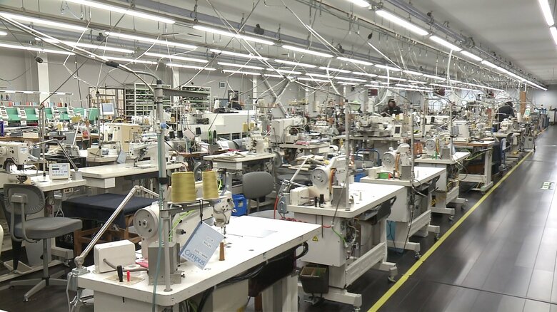 110台のミシンが並ぶ工場内