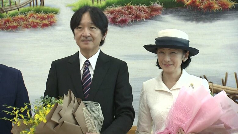 帰国の際 ダナン空港で花束を受け取られるご夫妻