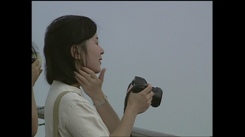 展望台から景色をご覧になる紀宮さま