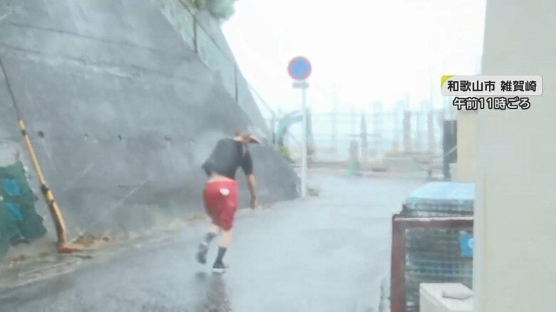 食料を買うために外出した住民