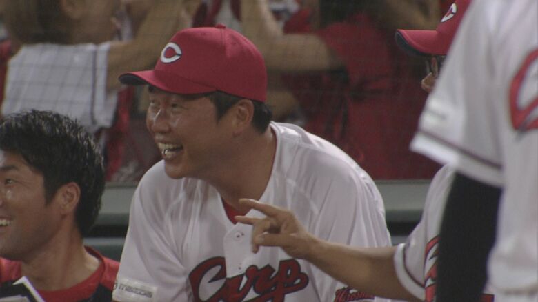 矢野のランニングホームランに大笑いする新井監督