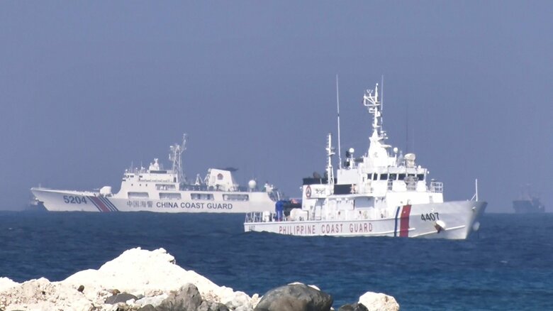 フィリピンが実効支配する島を囲み監視圧力をかける中国船