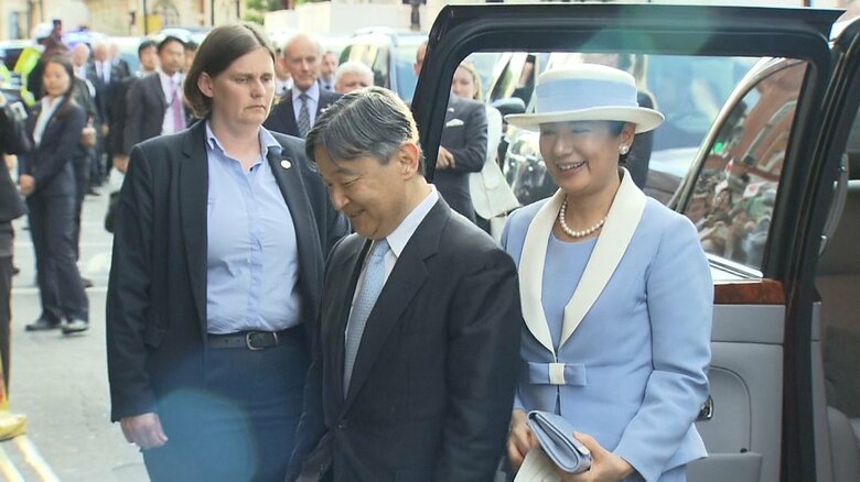 宿泊先のホテルに到着された両陛下