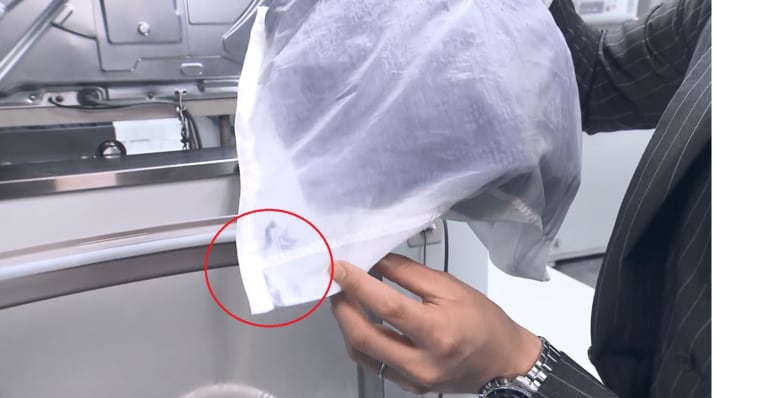 洗濯ネットが繊維くずをキャッチした様子が分かる