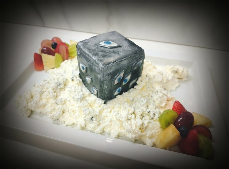 息子さんがアドバイスしながら作るのを見守ってくれた呪術廻戦の獄門疆ケーキ（提供：あっぷるさん）