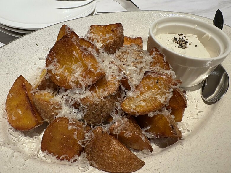 インカのめざめのフリット・アンチョビサワークリームのディップ／山形でインカのめざめが食べられるとは