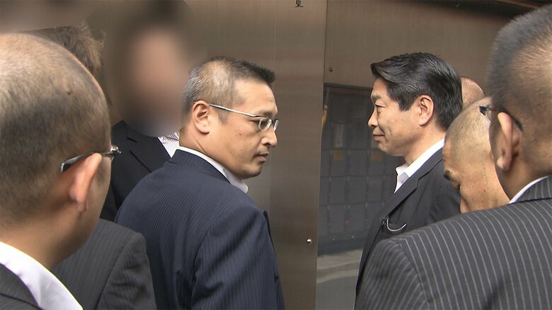 山口組系事務所に家宅捜索に入る警視庁の捜査員（2015年）