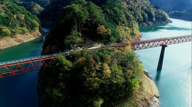 接岨湖に浮かんだように見える奥大井湖上駅