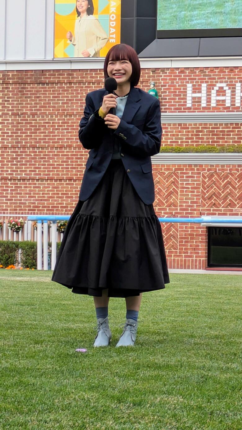 函館競馬場のイベントに登場した見上愛さん